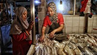 Menurut pedagang, hanya cumi yang harganya mulai mengalami kenaikan menjadi Rp 40.000 per kilogram.