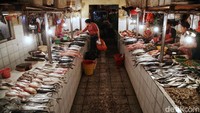 Pedagang mengatakan, harga ikan laut cenderung naik turun yang disebabkan oleh faktor cuaca.