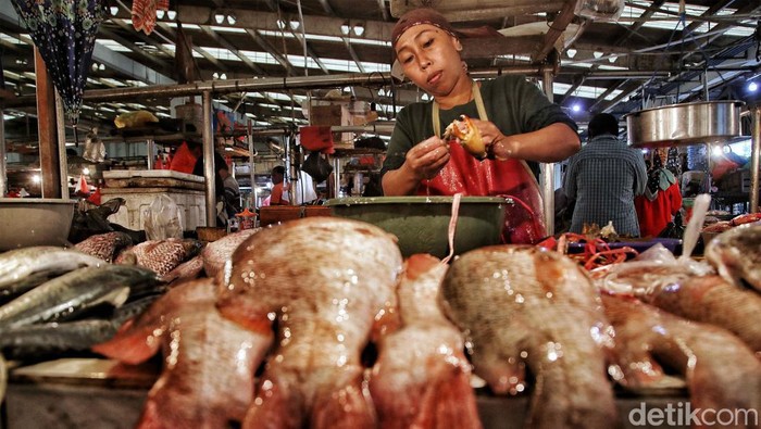 Sejumlah pedagangikan laut melayani pembeli di Pasar Koja Baru, Selasa (14/3/2023). Menurut keterangan pedagang harga ikan,cumi, dan udang masih stabil.
