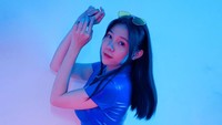 Jena Dammaya memakai baju biru dan celana putih serta kacamata saat jadi Nico Robin. Rambutnya juga lurus tergerai indah. (Foto: dok Instagram)