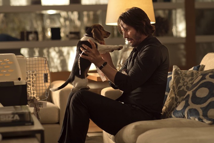 Cuplikan adegan Keanu Reeves di John Wick.