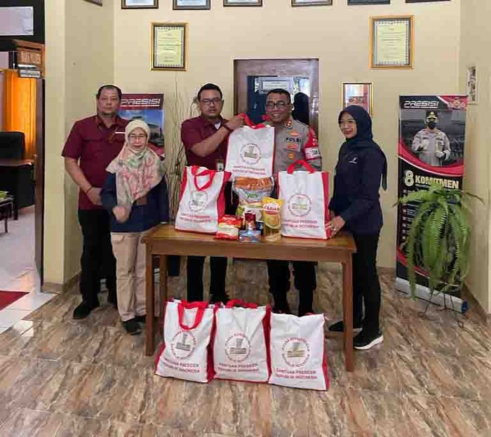 Kapolres Manggarai Barat AKBP Felli Hermanto menerima sembako dari Presiden Jokowi untuk disalurkan kepada masyarakat di pelosok Manggarai Barat. (Istimewa)