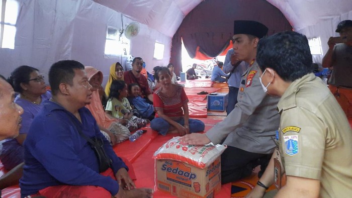 Kapolsek Setiabudi Kompol Arif Purnama Oktora memberikan bantuan ke korban kebakaran di Guntur
