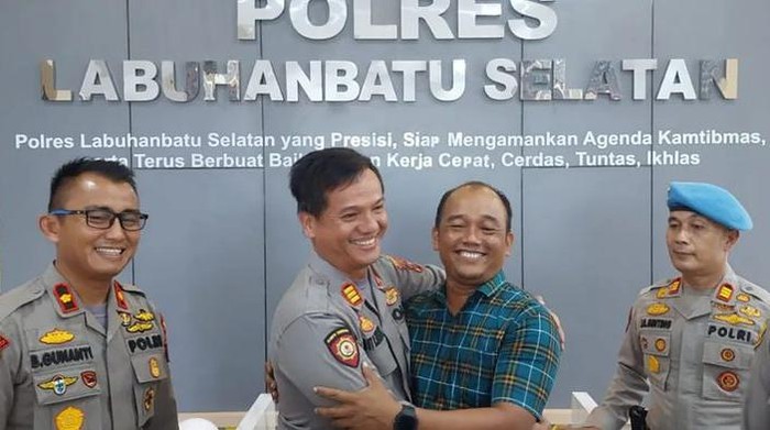 Kapolsek Torgamba AKP Luhut berpelukan dengan Aipda Revo (Foto: Istimewa)