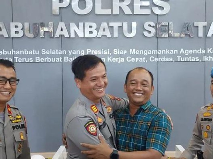 Kapolsek Torgamba AKP Luhut berpelukan dengan Aipda Revo (Foto: Istimewa)
