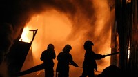 Petugas mengerahkan 24 unit kendaraan pemadam kebakaran untuk memadamkan api.