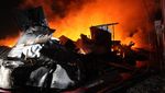 Penampakan Api Lalap Lapak Pengepul Barang Bekas di Surabaya