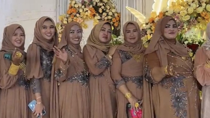 Keluarga Madura menikah warganet salah fokus dengan perhiasan emas, viral di media sosial.