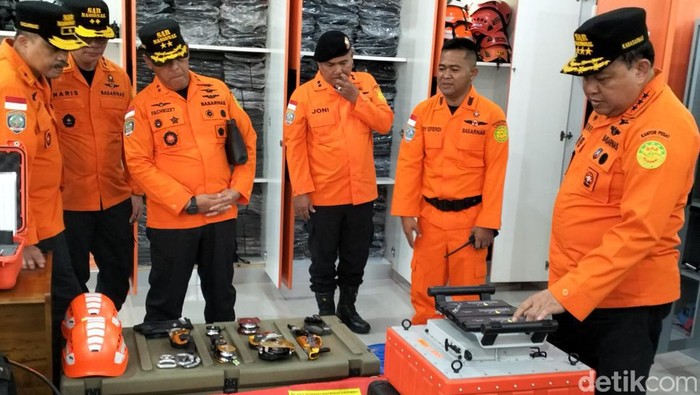 Kepala Basarnas saat mengecek peralatan di kantor SAR Medan. (Foto: Haris Molana)
