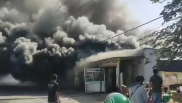 Kepulan asap saat api melalap 2 ruko di Rancaekek, Rabu (15/3/2023).