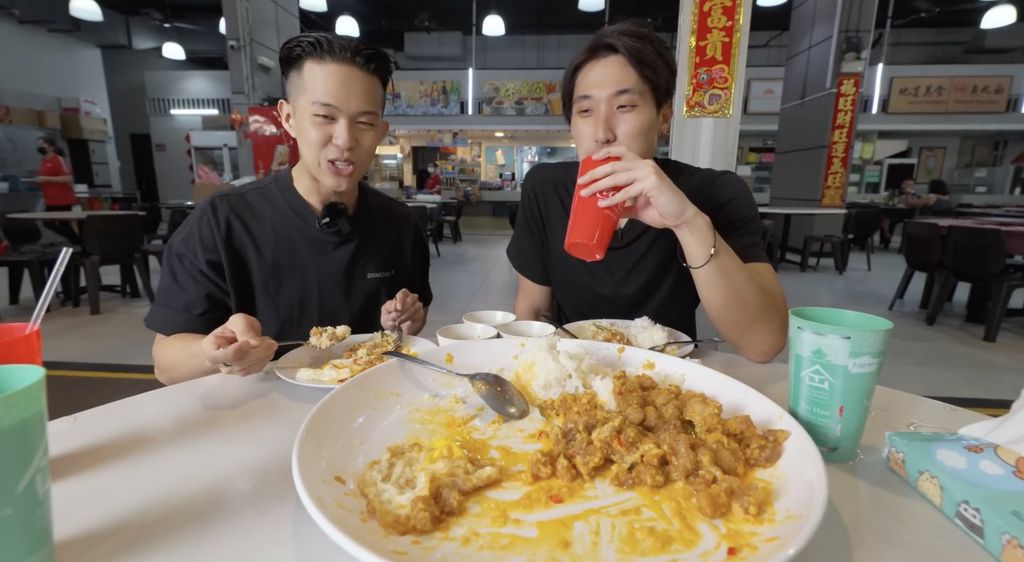 Keren! YouTuber Ini Berhasil Habiskan Ayam Telur Asin Porsi Jumbo