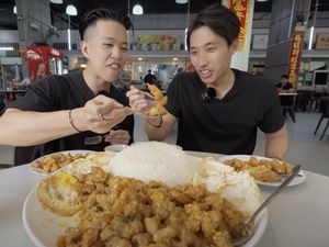Keren! YouTuber Ini Berhasil Habiskan Ayam Telur Asin Porsi Jumbo