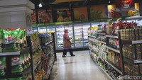 Sejumlah pembeli tengah memilih barang di Transmart Cempaka Putih, Jakarta, Rabu (15/3/2023).