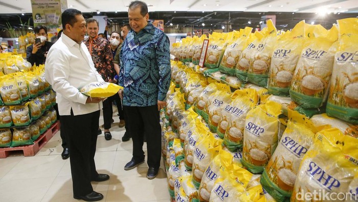 Beras medium murah berkualitas premium besutan Perum Bulog kini hadir di Transmart, Rabu (15/3/2023). Beras ini dijual dalam bentuk kemasan 5 kg seharga Rp 47.250.