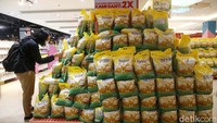 Saat ini ratusan bungkus beras SPHP besutan Perum Bulog telah terpajang di toko retail tersebut.