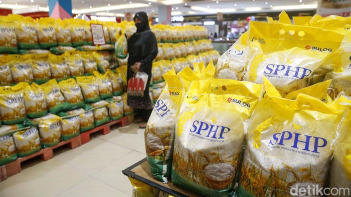 Beras medium murah berkualitas premium besutan Perum Bulog kini hadir di Transmart, Rabu (15/3/2023). Beras ini dijual dalam bentuk kemasan 5 kg seharga Rp 47.250.