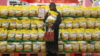 Beras SPHP ini sangat diminati oleh para pengunjung Transmart.