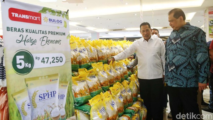 Kini Beras Murah Kualitas Premium Dijual di Transmart Beras medium murah berkualitas premium besutan Perum Bulog kini hadir di Transmart, Rabu (15/3/2023). Beras ini dijual dalam bentuk kemasan 5 kg seharga Rp 47.250.