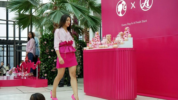 Kolaborasi Barbie dan Ayu Lestari Lahirkan Trend Baru Mainan Barbie mengandeng brand Ayu by Ayu Lestari menghasilkan trens anyar di dunia fashion masa kini. Seperti apa?