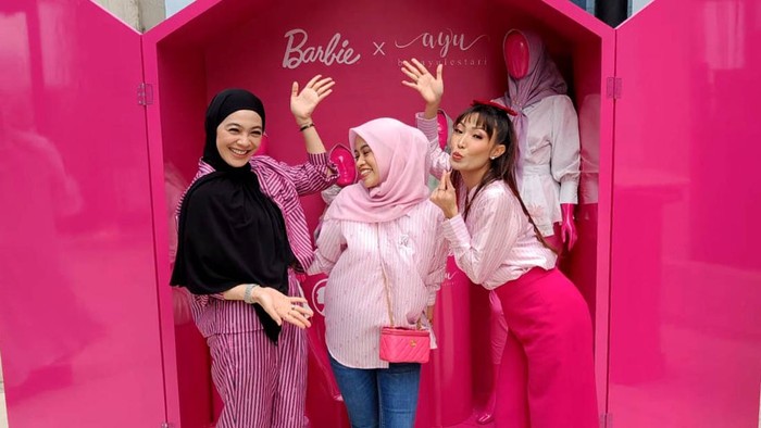 Kolaborasi Barbie dan Ayu Lestari Lahirkan Trend Baru Mainan Barbie mengandeng brand Ayu by Ayu Lestari menghasilkan trens anyar di dunia fashion masa kini. Seperti apa?
