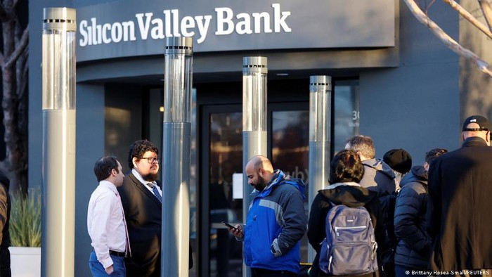 SANTA CLARA, CA - MARCH 13: People queue up outside the headquarters of Silicon Valley Bank to withdraw their funds on March 13, 2023 in Santa Clara, California. (Photo by Liu Guanguan/China News Service/VCG via Getty Images)