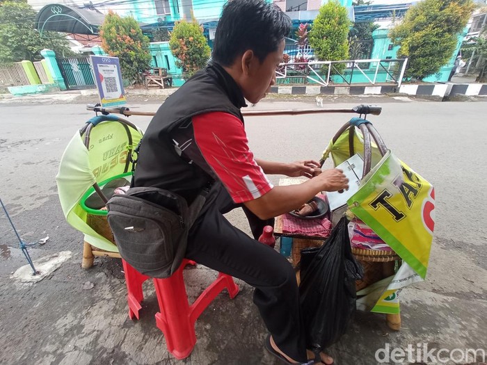 Komar, penjual tahu gejrot di Bandung.