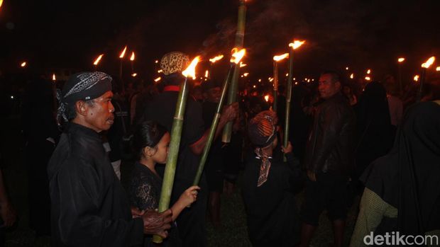 Komunitas Sedulur Sikep nyalakan 1.907 obor membentuk wajah Samin Surosentiko, Rabu (15/2/2023).