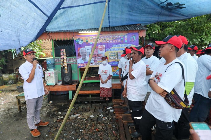 Komunitas Sopir Truk (KST) DKI Jakarta Dukung Ganjar memberi bantuan kepada UMKM di kawasan Poll Truk Tanjung Priok, Jalan Tawes, Jakarta Utara (Jakut).