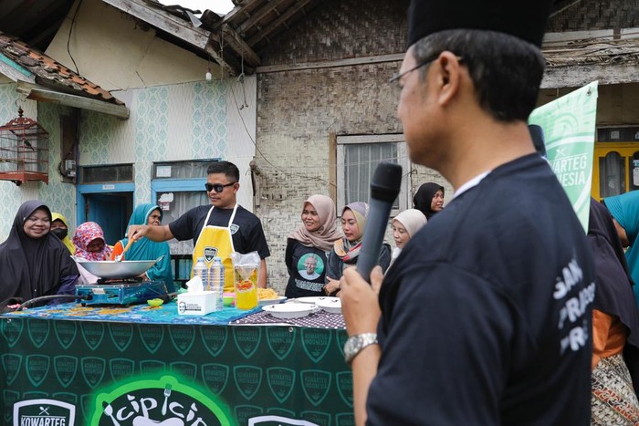 Komunitas Warteg (Kowarteg) Indonesia menggelar kegiatan pelatihan memasak di Desa Simpangsari, Kabupaten Garut, Jawa Barat, Rabu (15/3).