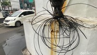 Kabel di Gapura Putih Jalan Riau Bandung, semrawut tak tertata. (Foto: Wisma Putra/detikJabar)