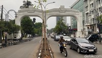 Patung singa yang ada di Gapura Putih Kota Bandung tertutup ranting pohon dan kabel. (Foto: Wisma Putra/detikJabar)