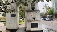 Gapura Putih Jalan Riau, Kota Bandung, kotor akibat cipratan air dari kendaraan yang melintas. (Foto: Wisma Putra/detikJabar)