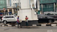 Cat berwarna putih di Gapura Putih Jalan Riau, Kota Bandung, mulai luntur, gapura itu nampak kotor dan warnanya menjadi usang. (Foto: Wisma Putra/detikJabar)