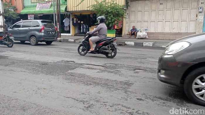 Kondisi Jalan Dewi Sartika Kota Bandung, Rabu (15/3/2023).