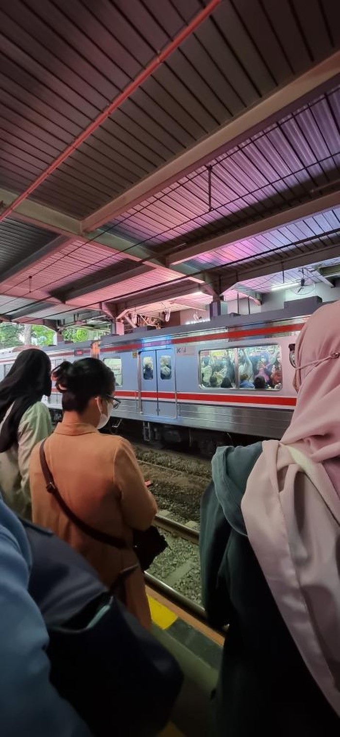 Kondisi Stasiun Sudirman, Jakarta, 15 Maret 2023 pukul 17.38 WIB (Fransiska Viviana/warga pengguna KRL)
