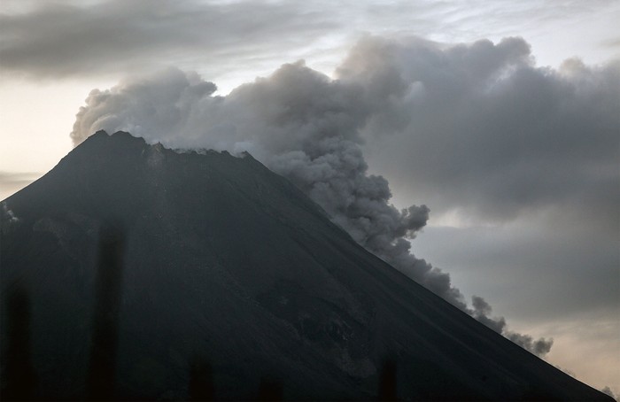Asap solfatara keluar dari kubah lava Gunung Merapi terlihat dari Suwanting, Banyuroto, Sawangan, Magelang, Jawa Tengah, Rabu (15/3/2023). Menurut data BPPTKG periode pengamatan 15 Maret 2023 pukul 00.00-06.00 WIB telah terjadi satu kali luncuran awan panas guguran dan 30 kali guguran dengan jarak luncur maksimal 1.500 meter ke arah barat daya. ANTARA FOTO/Hendra Nurdiyansyah/nym.
