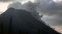 Awan panas guguran keluar dari kubah lava Gunung Merapi terlihat dari Suwanting, Banyuroto, Sawangan, Magelang, Jawa Tengah, Rabu (15/3/2023).