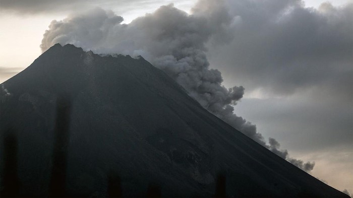 Kondisi Terkini Gunung Merapi Asap solfatara keluar dari kubah lava Gunung Merapi terlihat dari Suwanting, Banyuroto, Sawangan, Magelang, Jawa Tengah, Rabu (15/3/2023). Menurut data BPPTKG periode pengamatan 15 Maret 2023 pukul 00.00-06.00 WIB telah terjadi satu kali luncuran awan panas guguran dan 30 kali guguran dengan jarak luncur maksimal 1.500 meter ke arah barat daya. ANTARA FOTO/Hendra Nurdiyansyah/nym.