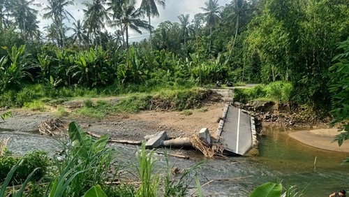 Kondisi terkini Jembatan Yehembang Kauh, Jembrana, Bali yang putus diterjang banjir bandang pada Oktober 2022, Rabu (15/3/2023).