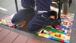 Kreatif! Toko Bunga Ini Sediakan Jalur Khusus Kursi Roda dari Lego