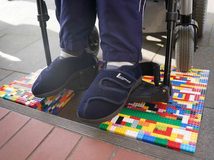 Kreatif! Toko Bunga Ini Sediakan Jalur Khusus Kursi Roda dari Lego