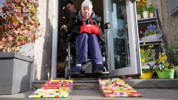 Kreatif! Toko Bunga di Hamburg Ini Sediakan Jalur Khusus Kursi Roda dari Lego Sebuah toko bunga yang berada di Hamburg, Jerman menyediakan jalur untuk pelanggan yang menggunakan kursi roda. Uniknya, jalur ini dibuat dari lego.