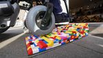 Kreatif! Toko Bunga Ini Sediakan Jalur Khusus Kursi Roda dari Lego