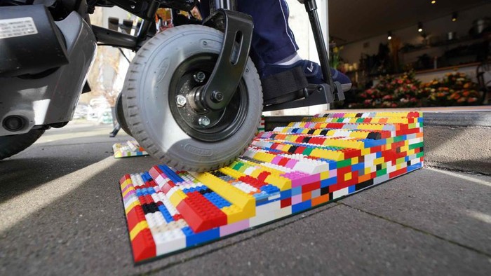 Sebuah toko bunga yang berada di Hamburg, Jerman menyediakan jalur untuk pelanggan yang menggunakan kursi roda. Uniknya, jalur ini dibuat dari lego.