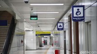 Stasiun ini juga dilengkapi mushola dan ruang menyusui.