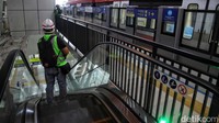 Seorang pengunjung menjajal eskalator yang akan di Stasiun LRT Ciliwung.