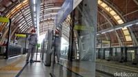 Ini bagian peron Stasiun LRT Ciliwung, tempar para penumpang akan menunggu kereta.