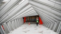 Sejumlah warga mengunjungi Stasiun LRT Ciliwung, MT Haryono, Jakarta Selatan, Rabu (15/3/2023).