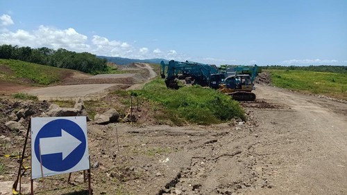 Lokasi proyek Tol Gilimanuk-Mengwi sepi aktivitas pekerja di Banjar Sumbermis, Desa Pekutatan, Kecamatan Pekutatan, Jembrana, Bali, Selasa (14/3/2023).