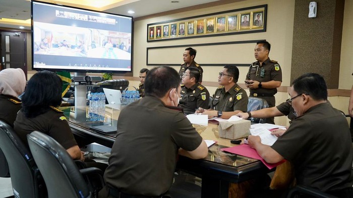 Kejaksaan Tinggi (Kejati) Sulawesi Selatan (Sulsel) menyetop 8 kasus dengan restorative justice (RJ) yang diajukan sejumlah Kejaksaan Tinggi (Kejari) di Sulsel.